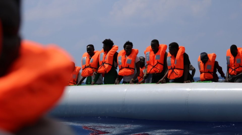 Lékaři bez hranic zachraňují migranty u břehů Libye